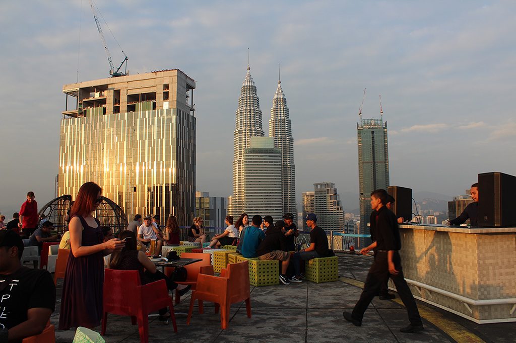 Heli Lounge Bar - Die wohl geilste Rooftop Bar in Kuala Lumpur