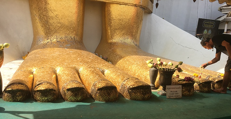Füße vom stehenden Buddha