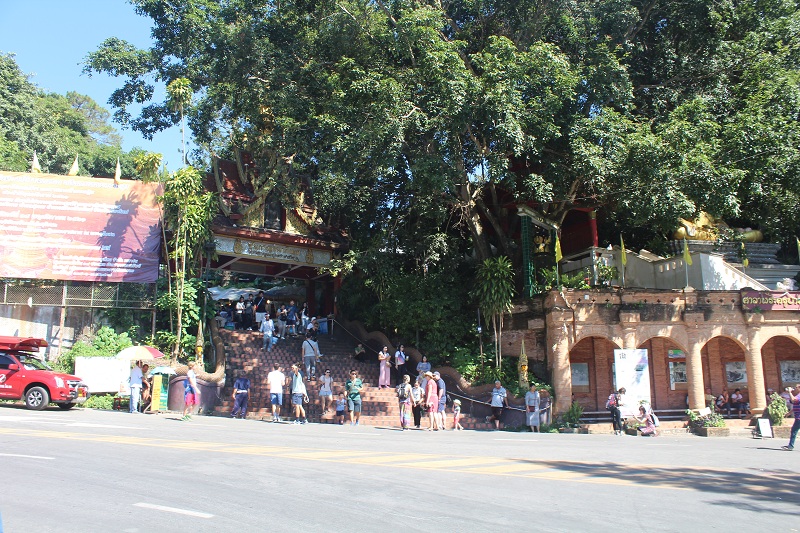 Eingang zum Wat Phra That Doi Suthep Tempel
